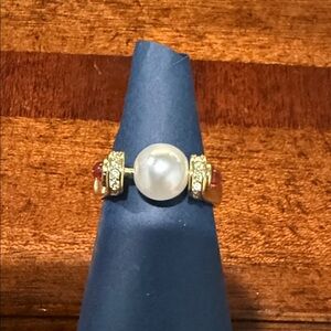 Elegant Gold and Pearl Ring
